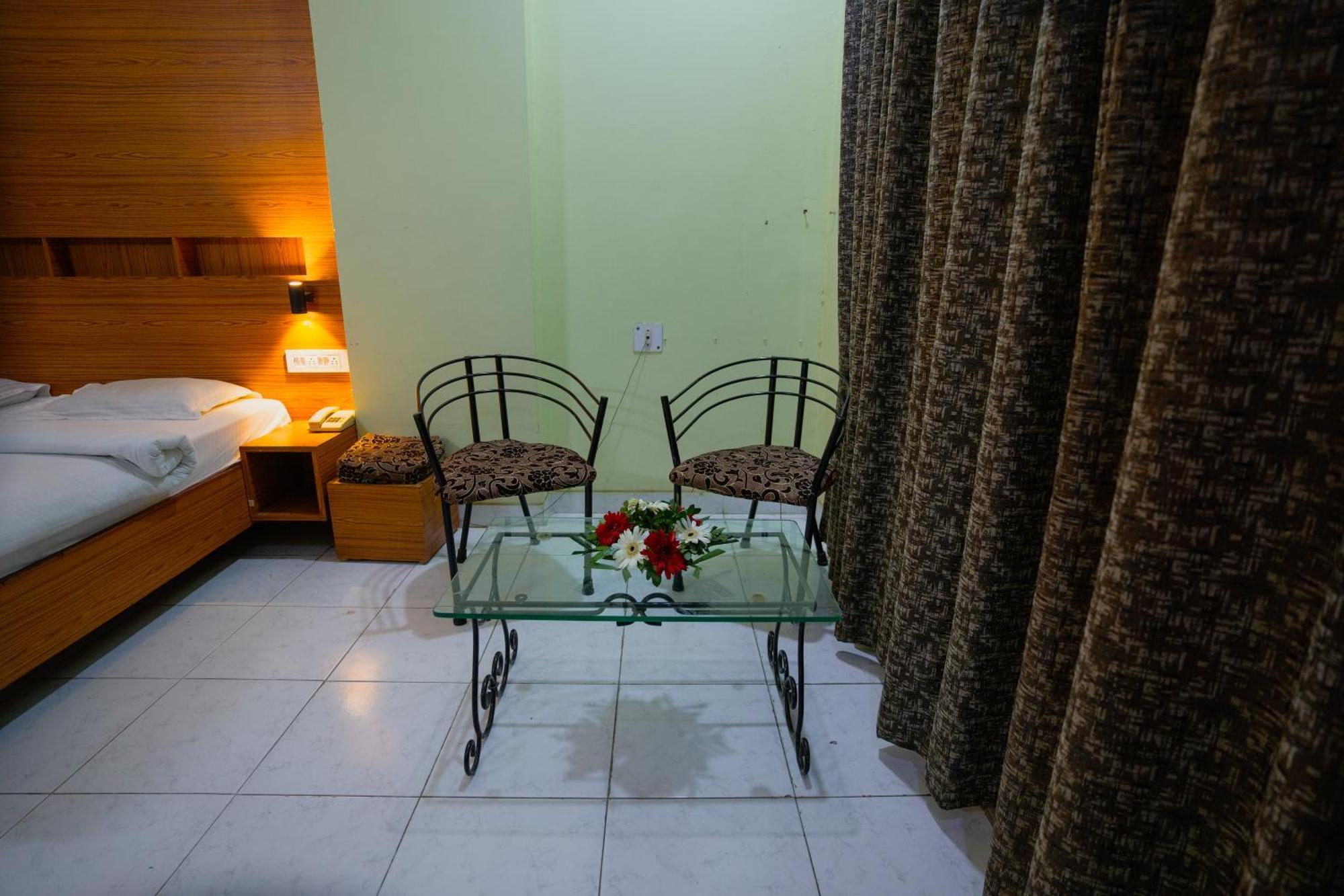 Hotel Girdhar Mahal Indaur Kültér fotó