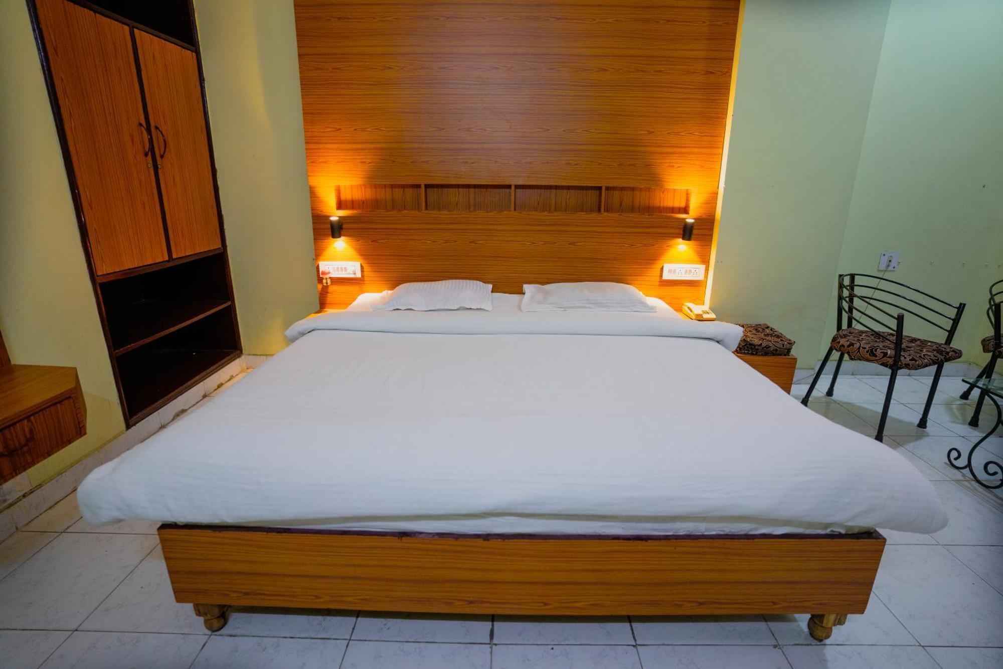 Hotel Girdhar Mahal Indaur Kültér fotó