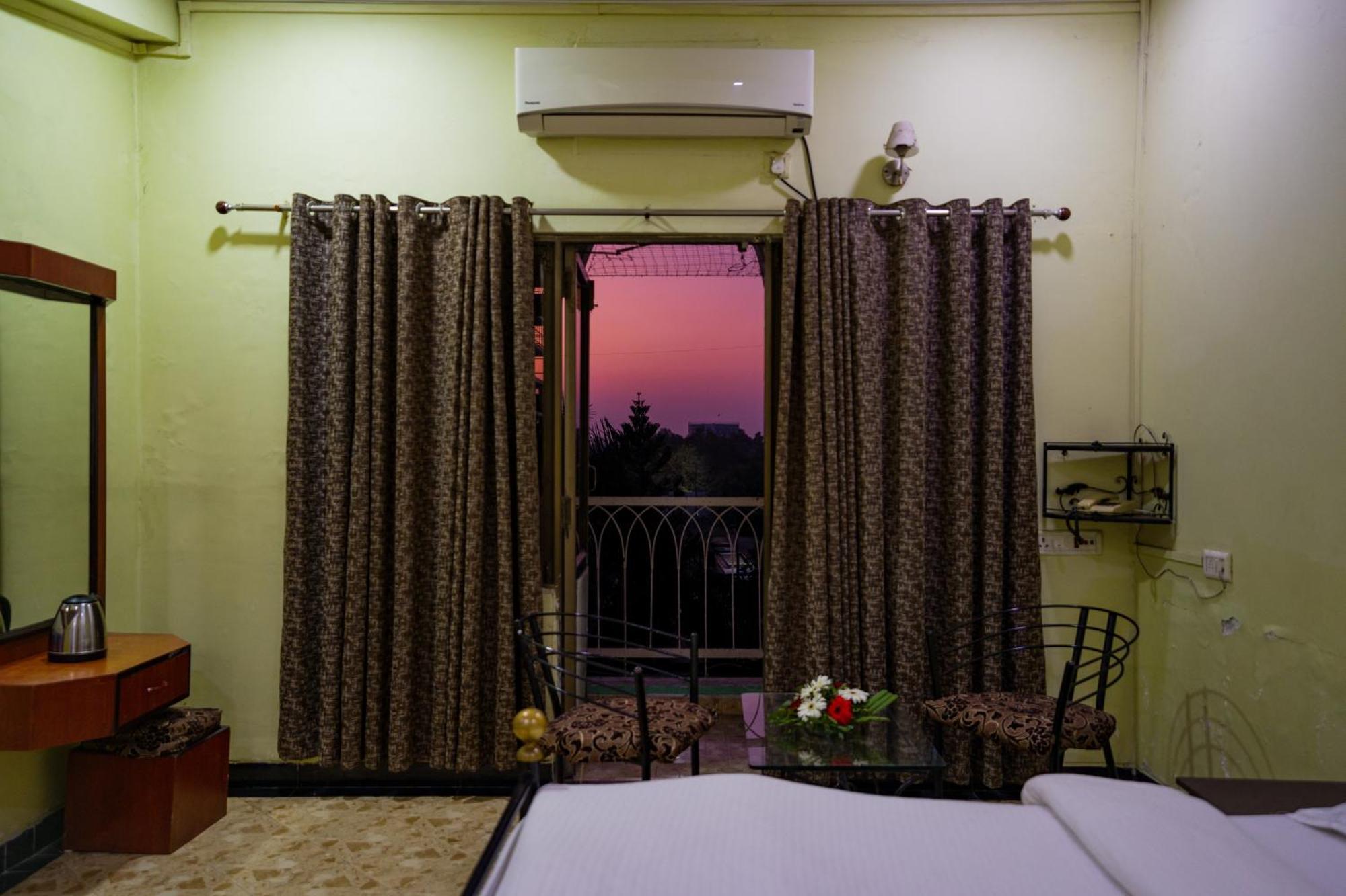 Hotel Girdhar Mahal Indaur Kültér fotó