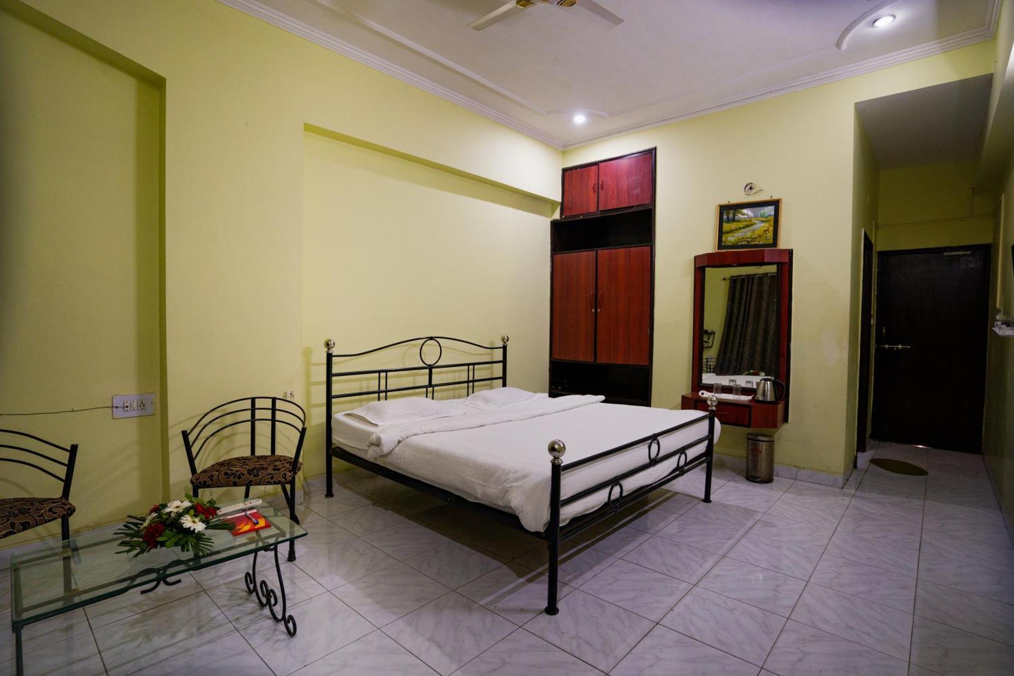 Hotel Girdhar Mahal Indaur Kültér fotó