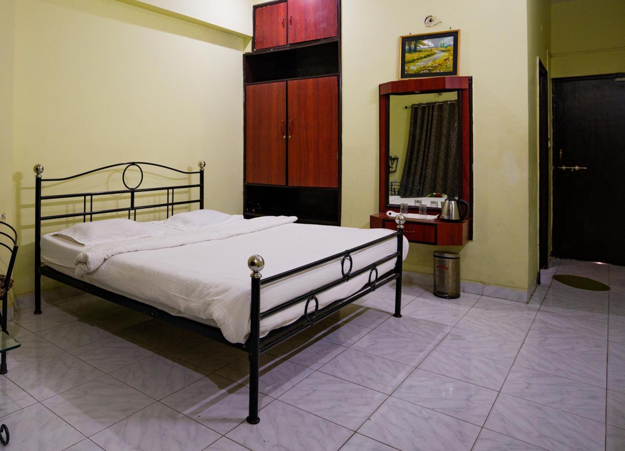 Hotel Girdhar Mahal Indaur Kültér fotó